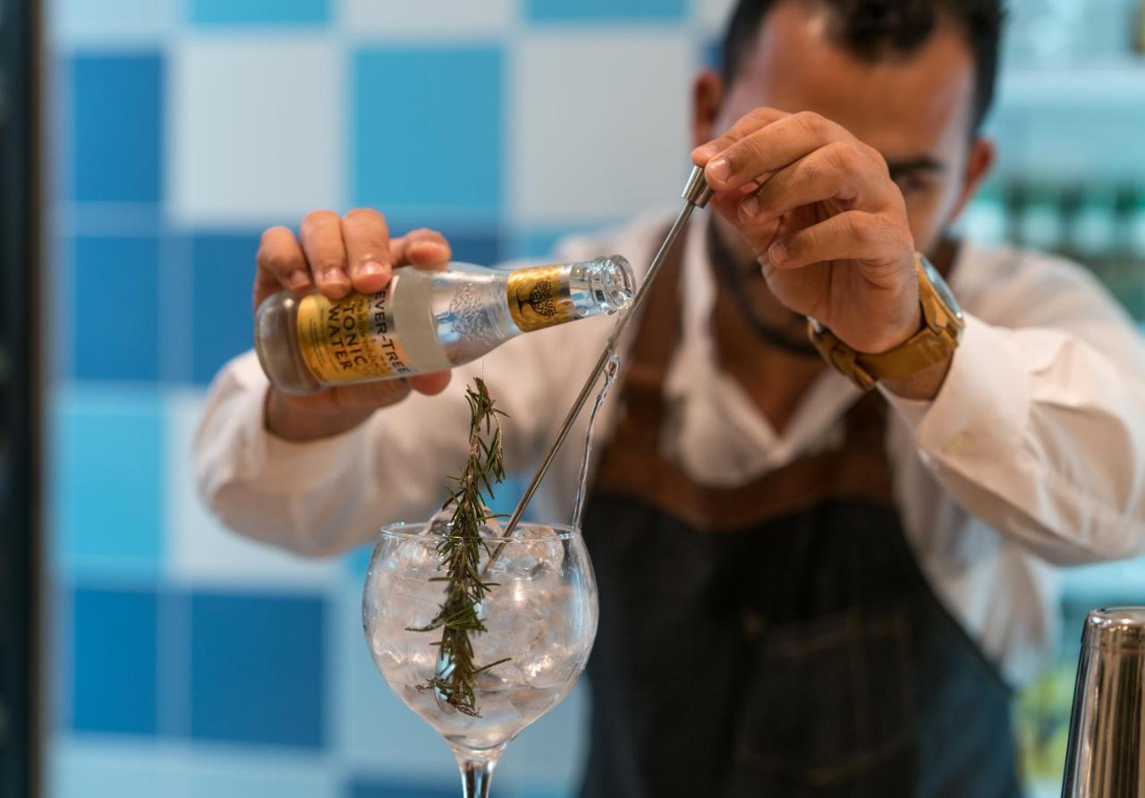 Hotel Iberostar Selection Sábila - Adults Only Costa Adeje  Exterior foto A bartender preparing a gin and tonic