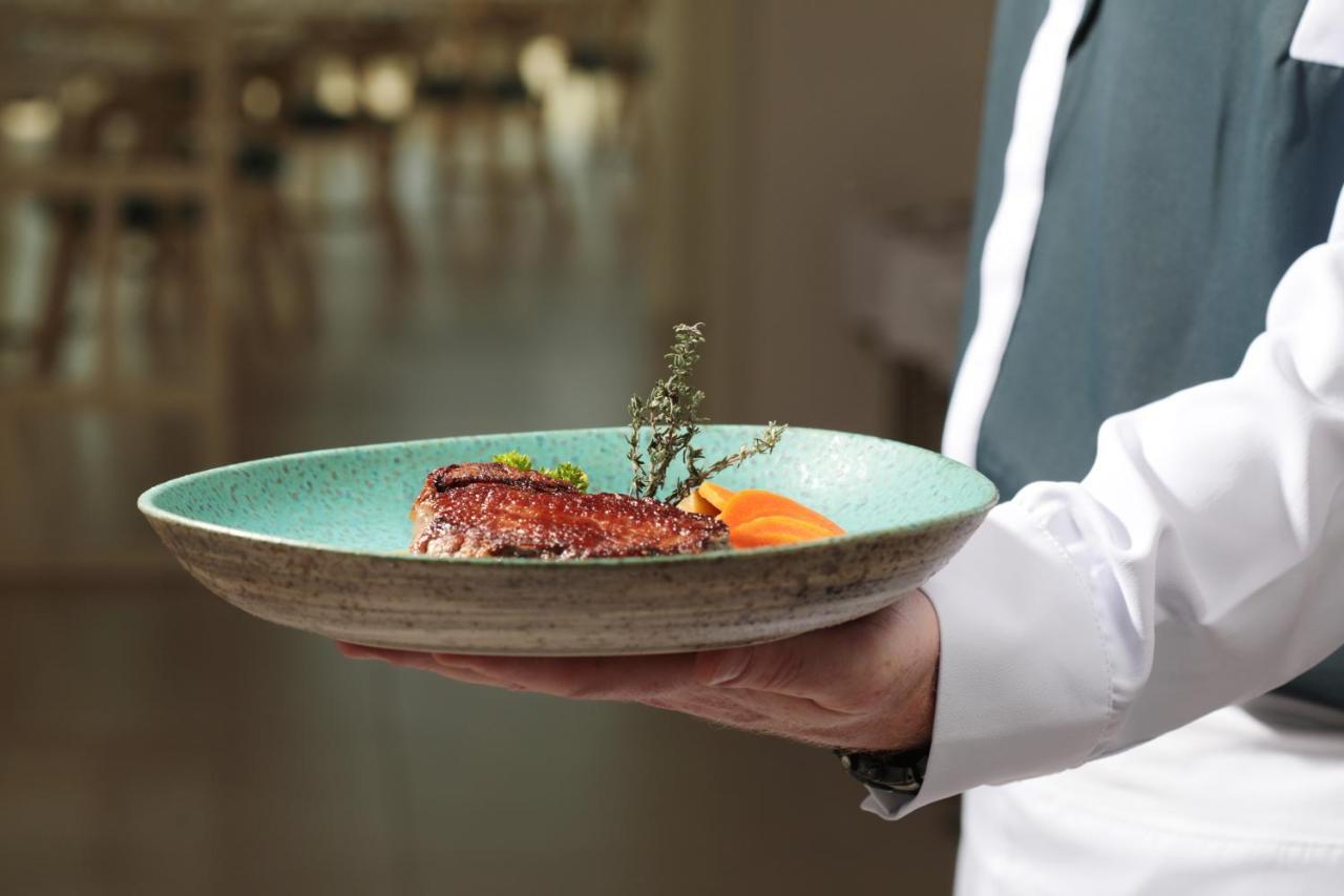 Hotel Iberostar Selection Sábila - Adults Only Costa Adeje  Exterior foto A waiter holding a plate of food